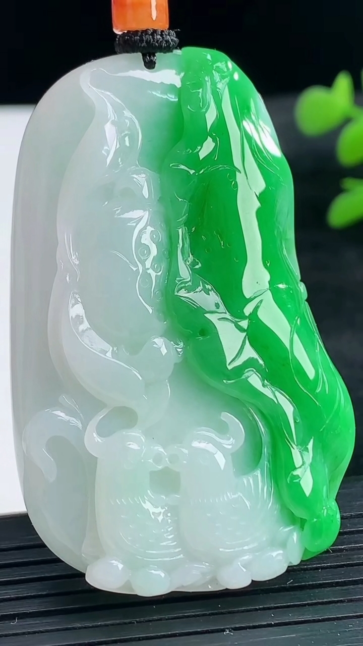 天然A货翡翠和和美美 荷花吊坠尺寸56.2-35.5-8.3重量:35.46g
3月25日