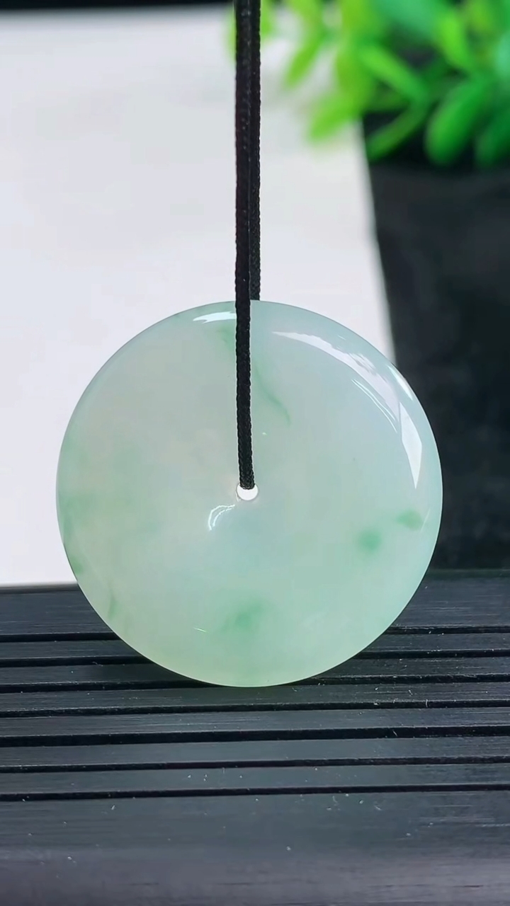 天然A货翡翠飘花平安扣吊坠尺寸27.9-5重量:8.43g
3月25日