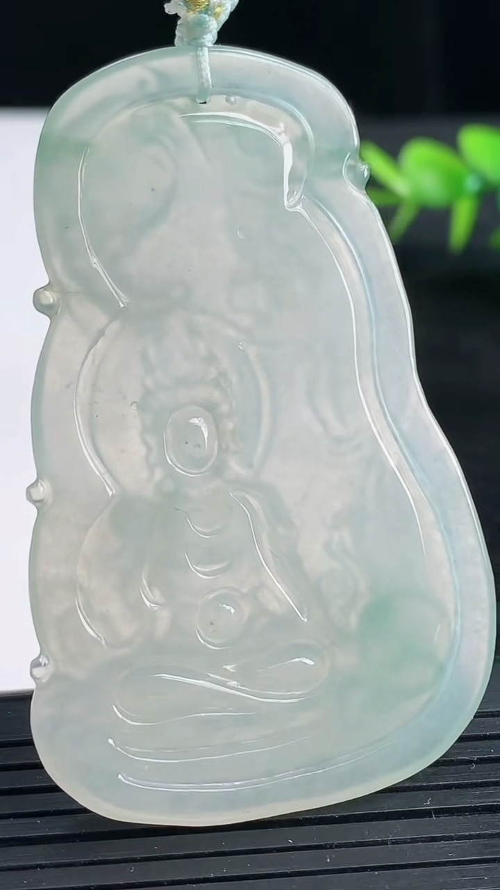 天然A货翡翠冰种飘花普贤菩萨吊坠尺寸59.7-37.8-4.3重量:19.32g
3月25日