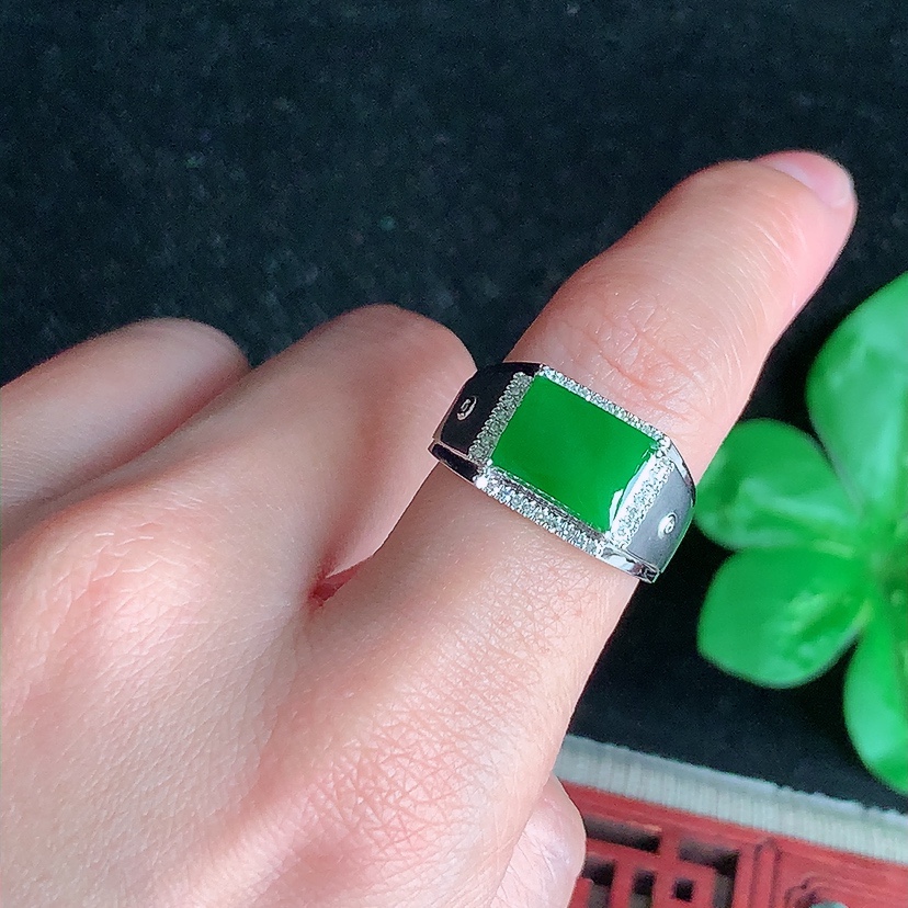 天然A货翡翠18K金伴钻镶嵌阳绿马鞍戒指 圈口17.7裸石
尺寸10.5-6.8mm 重量4.50g 0324