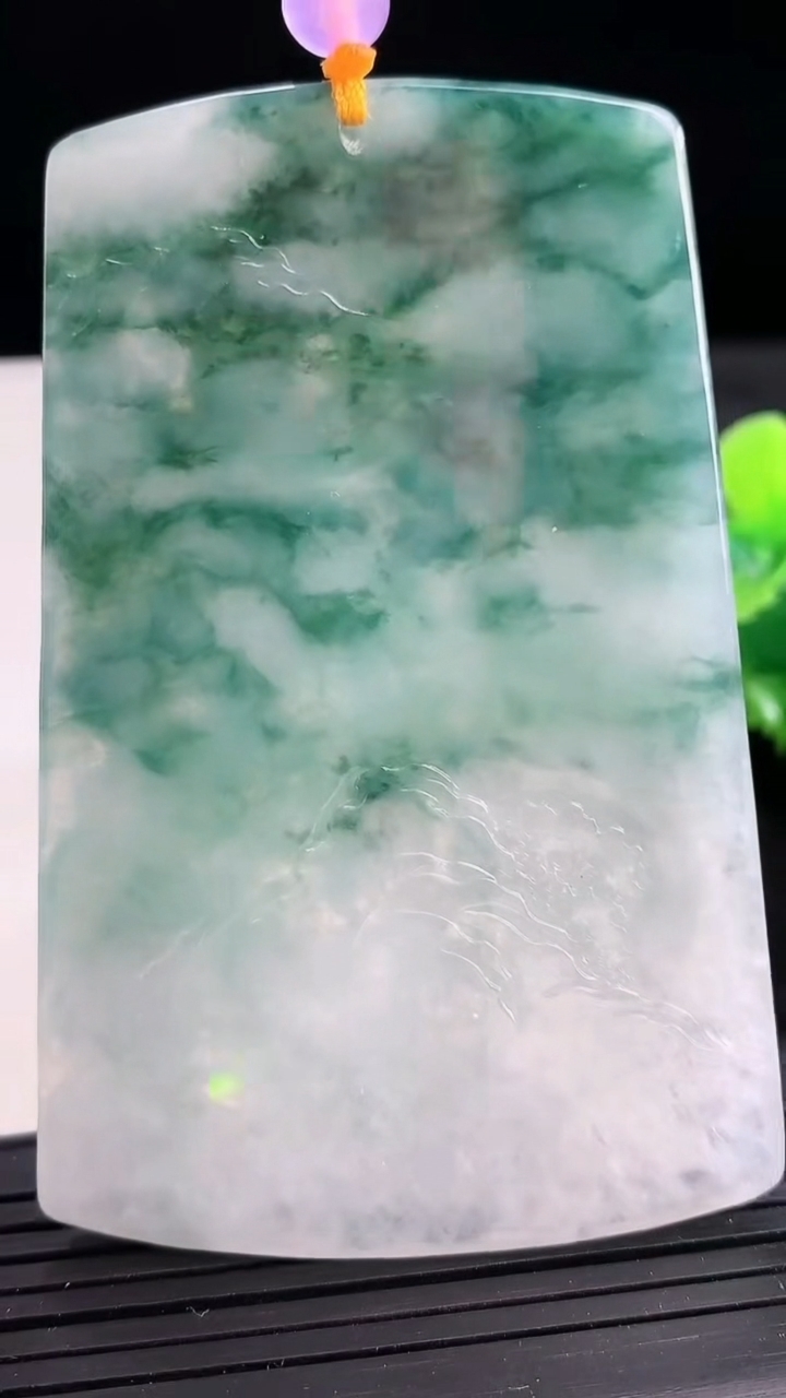 天然A货翡翠牌吊坠尺寸72.9-47.1-4.5重量:38.80g
3月25日