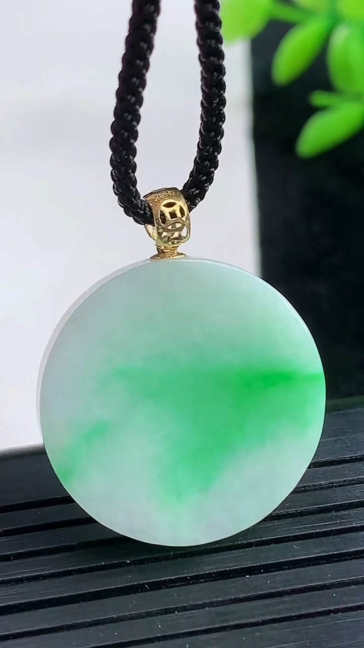 天然A货翡翠无事牌吊坠尺寸23.2-4.4重量:6.77g
3月25日