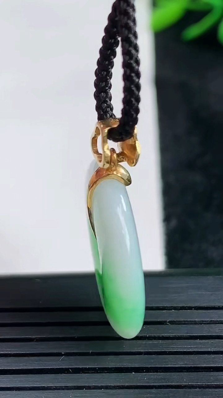 天然A货翡翠平安扣吊坠尺寸23.5-4.7重量:6.68g
3月25日