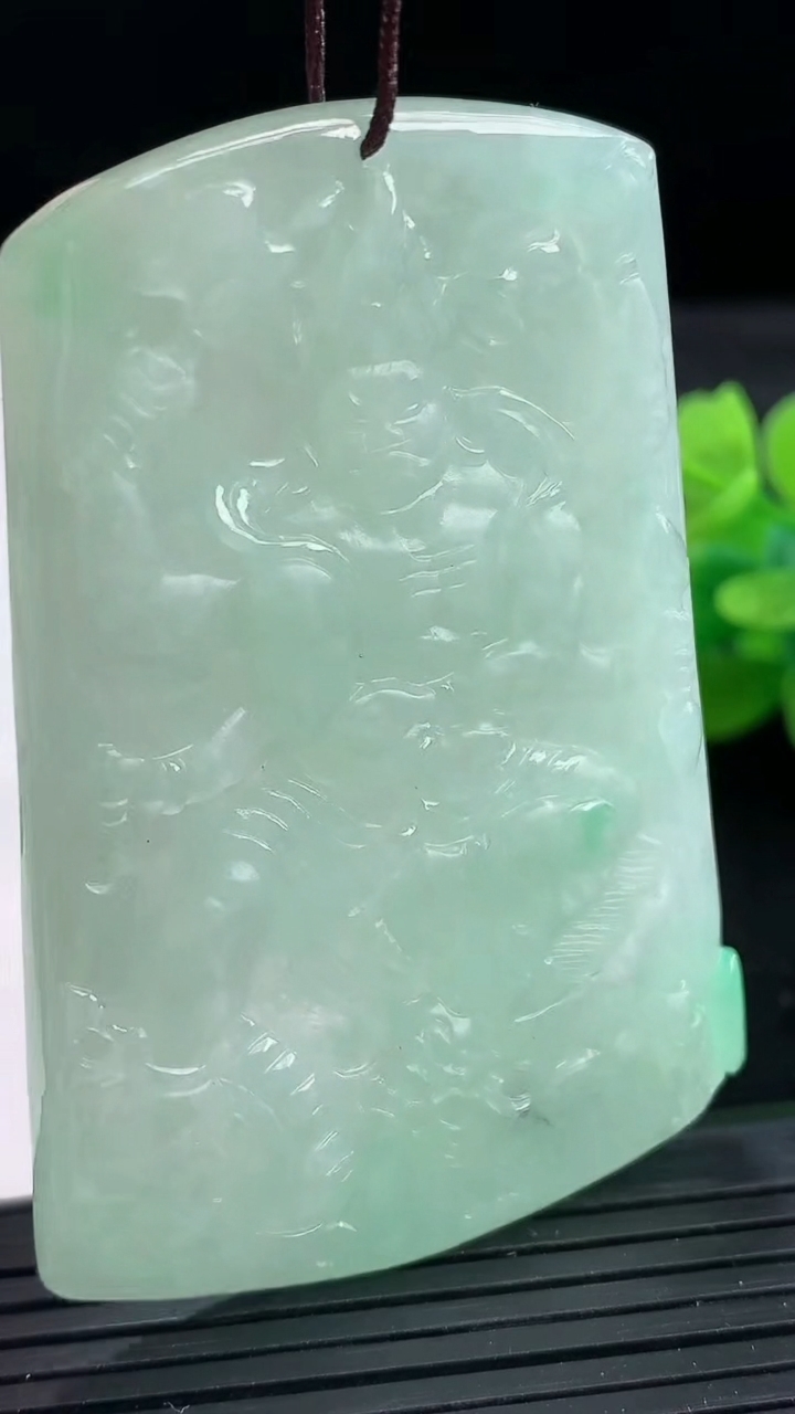 天然A货翡翠御龙不动明王吊坠尺寸65-44.2-4.7重量:34.67g
3月25日