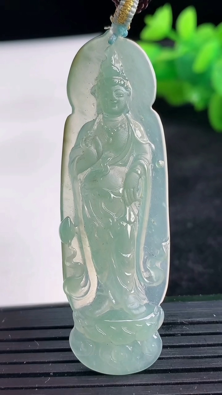 天然A货翡翠观音菩萨吊坠尺寸60.1-18.8-4.2重量:8.09g
3月25日