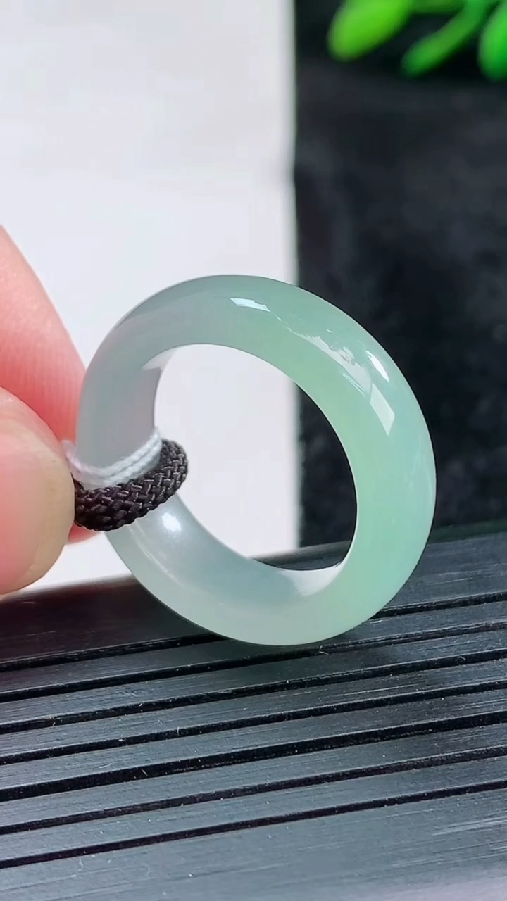 天然A货翡翠指环戒指尺寸17.6-6.7-3.8重量:4.94g2026年3月25日
工厂直销收藏佳