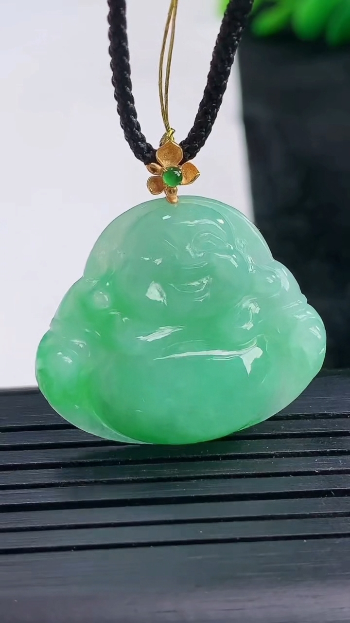 天然A货翡翠佛公吊坠尺寸25.1-29.6-6.1重量:7.07g
3月25日