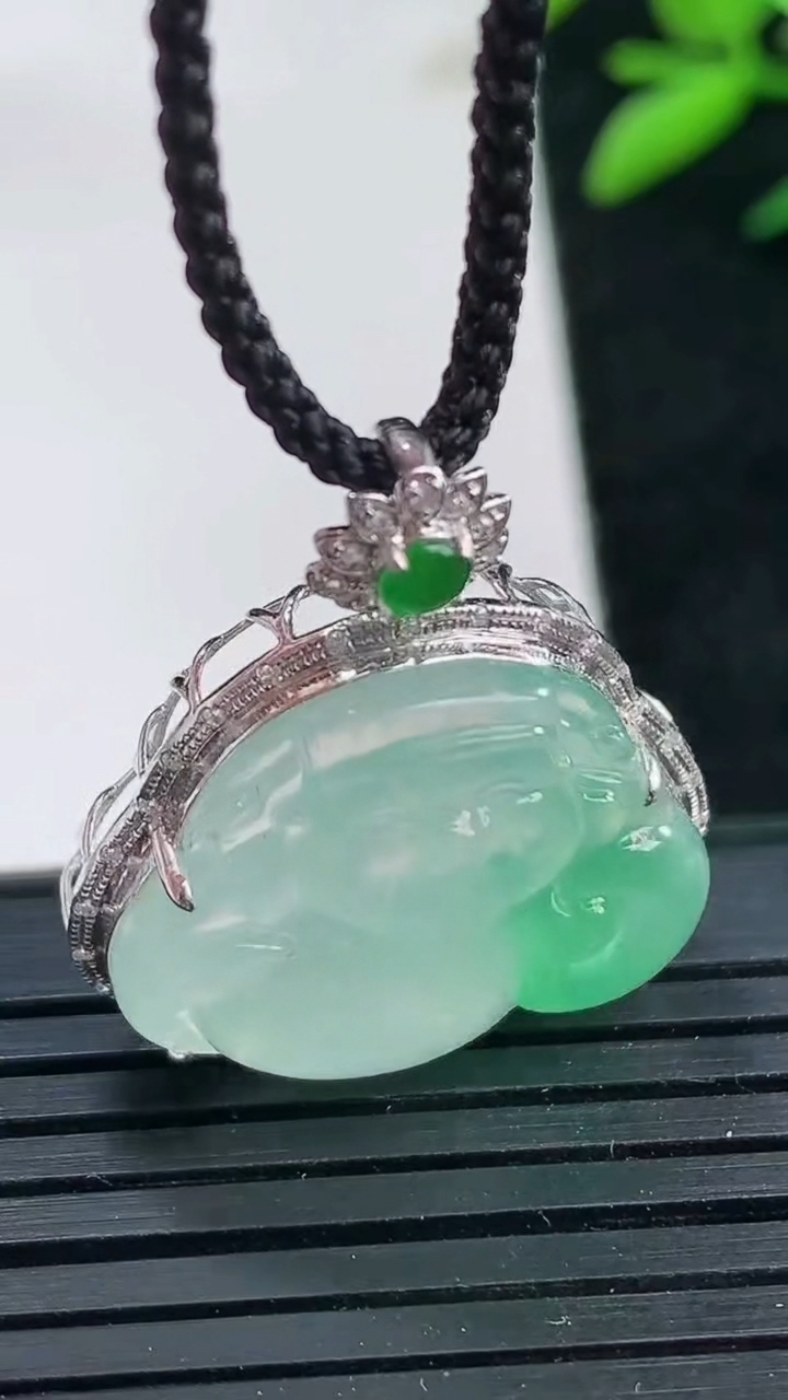 天然A货翡翠财神爷吊坠尺寸26.3-23.4-9.6裸石17.7-21重量:4.40g
3月25日