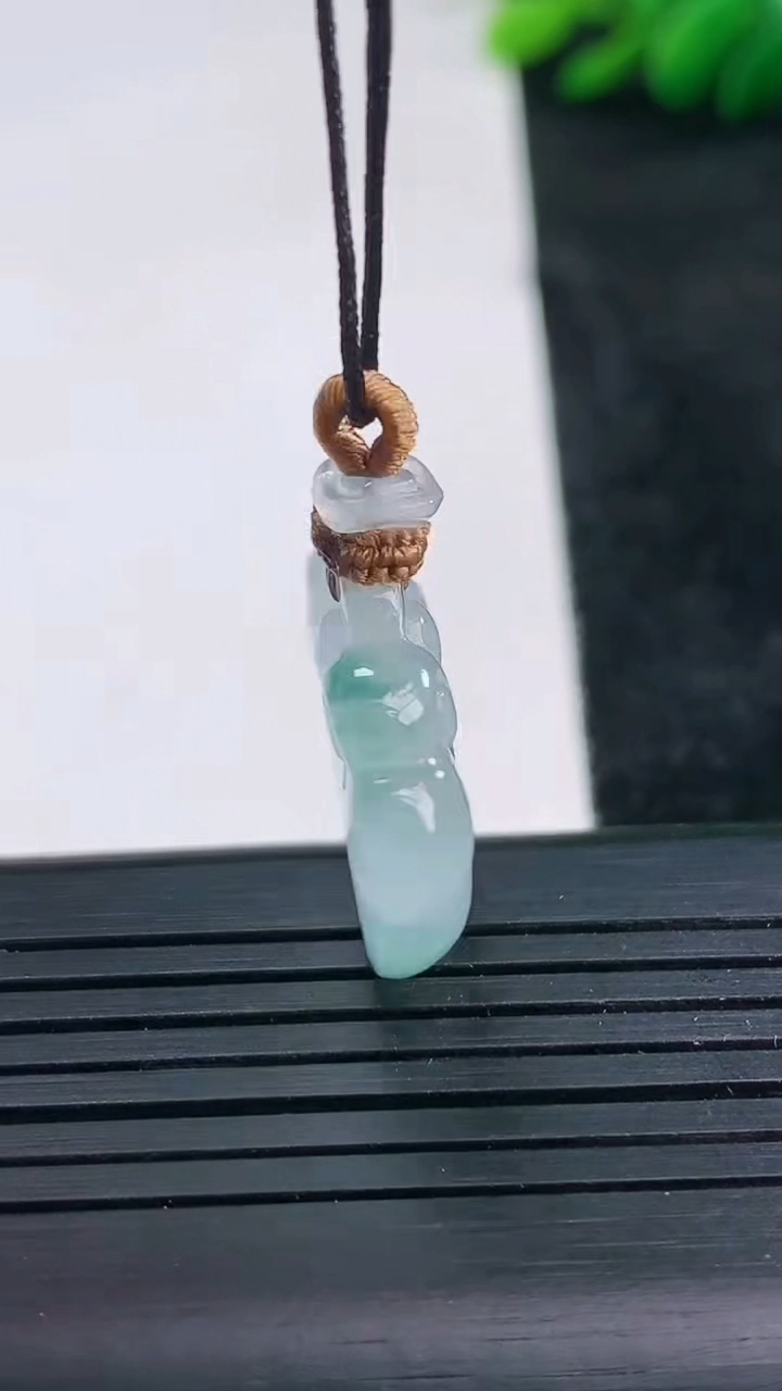 天然A货翡翠冰种飘花如意头吊坠尺寸20.1-23.4-5.6重量:5.28g
3月25日