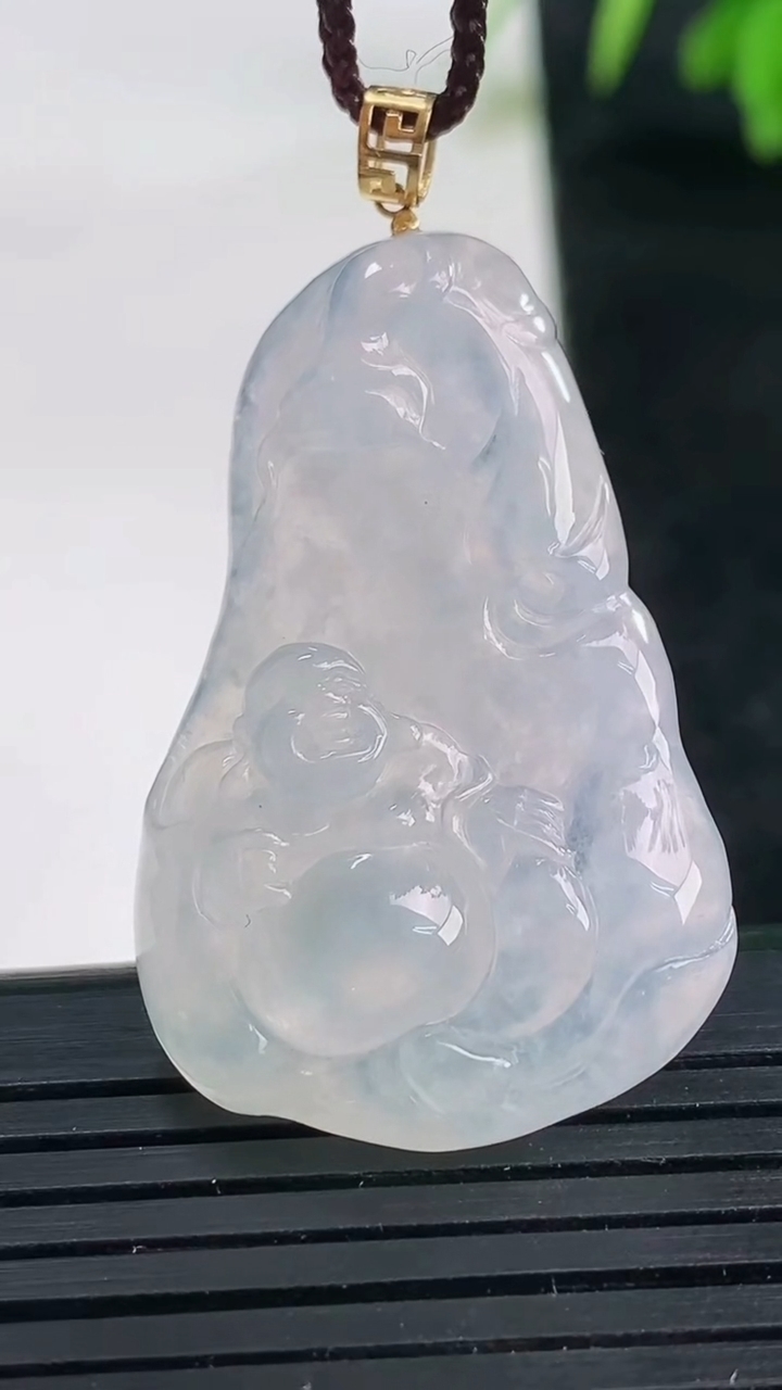 天然A货翡翠种白冰逍遥佛吊坠尺寸36.7-23.4-6.6重量:9.46g
3月25日