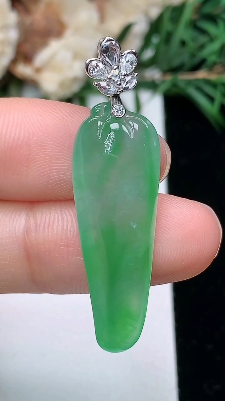 天然A货翡翠福瓜吊坠，尺寸29.8-11-6，重量:4.04g
3月25日