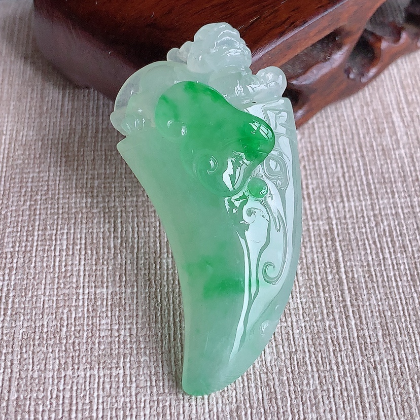 天然A货翡翠飘阳绿龙牙招财貔貅吊坠 
尺寸48.2-24-12.3mm 重量16.13g 0324