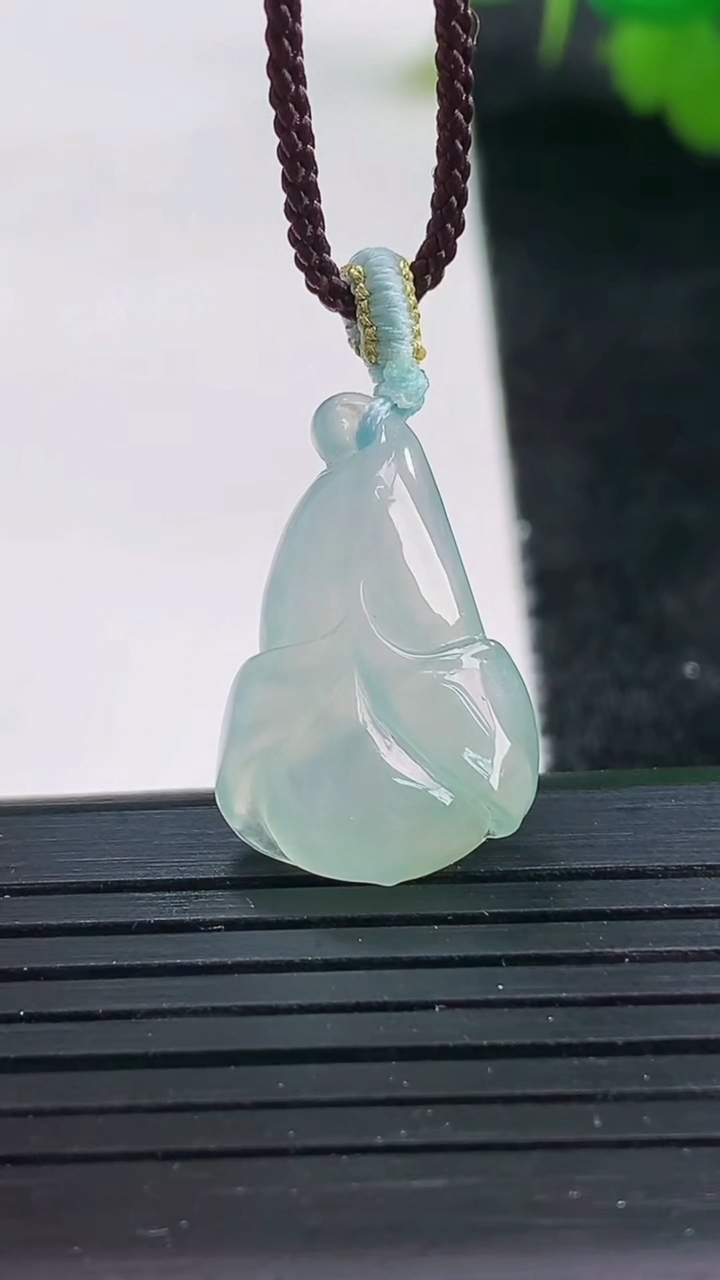 天然A货翡翠玉兰花吊坠尺寸22.6-14.7-5.1重量:2.79g
3月25日