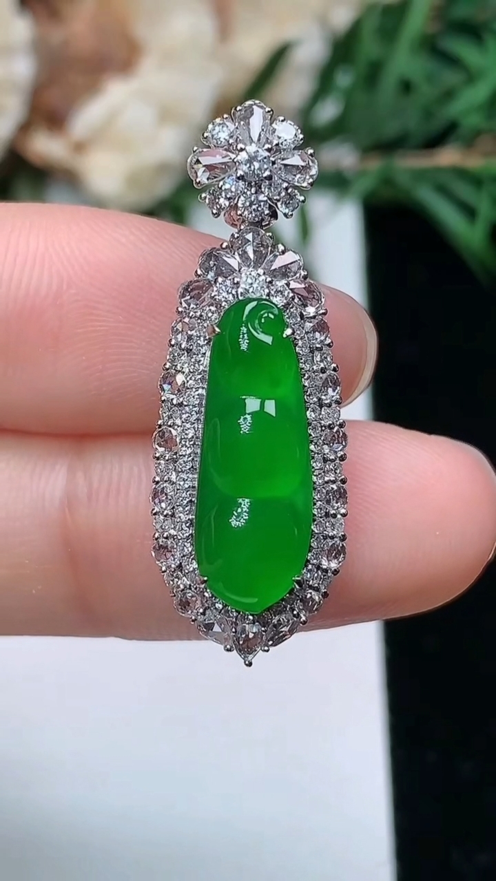 天然A货翡翠福豆吊坠，尺寸30.6-10.7-9.3
3月25日