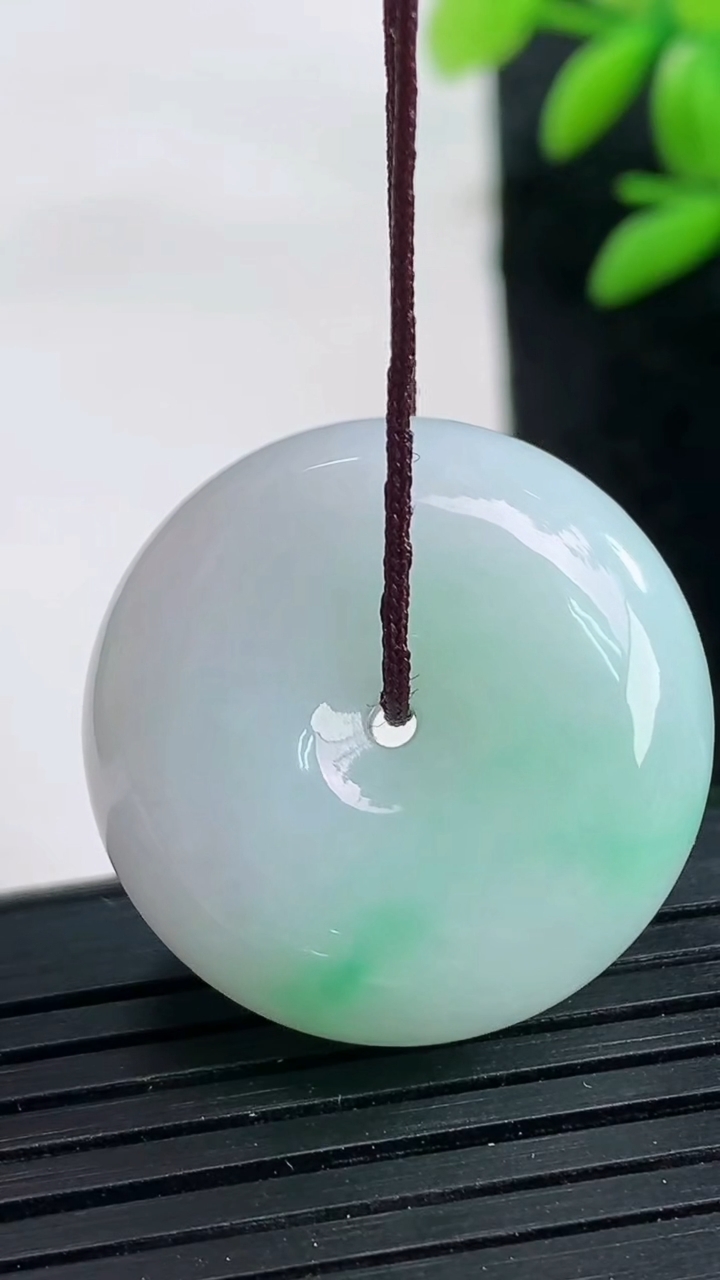 天然A货翡翠平安扣吊坠尺寸26.2-12.1重量:17.85g
3月25日