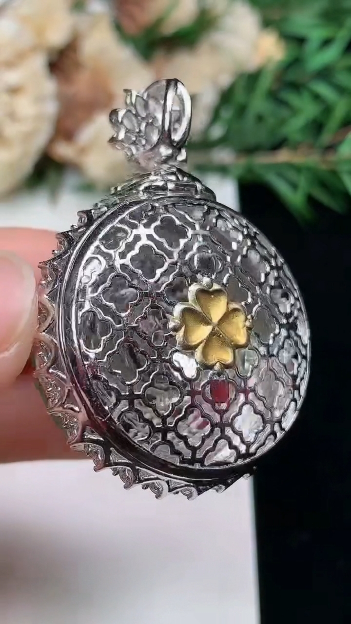 天然A货翡翠平安扣吊坠，尺寸43.3-13.3-13，裸石26.7，重量:15.67g
3月25日