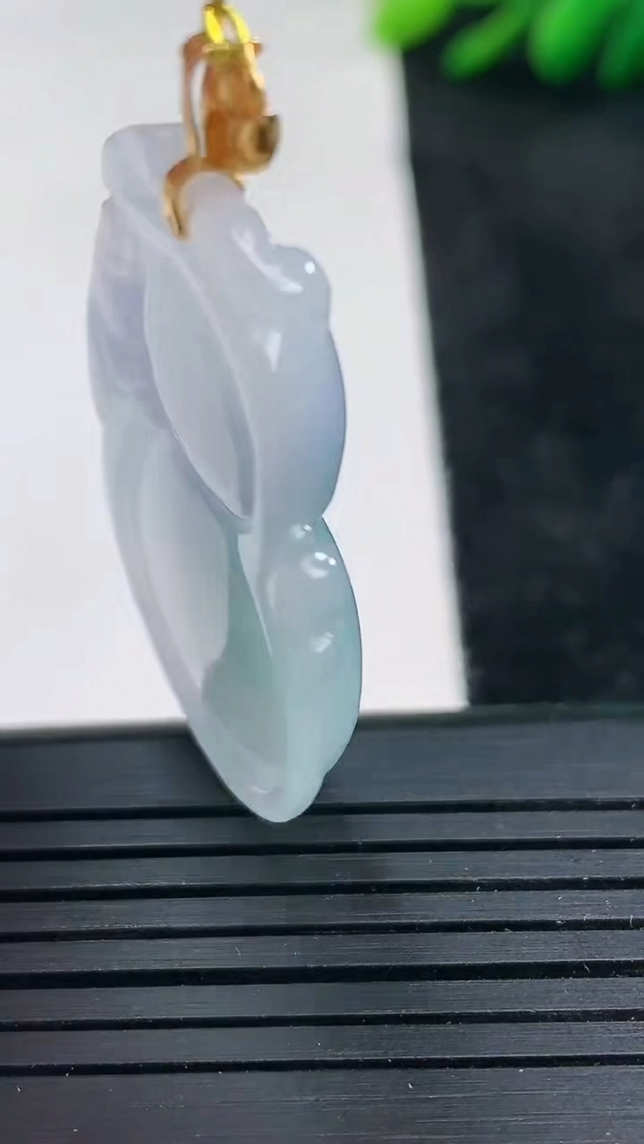 天然A货翡翠18K金紫罗兰飘花葫芦吊坠尺寸37.7-24.1-6.3重量:10.98g
3月25日