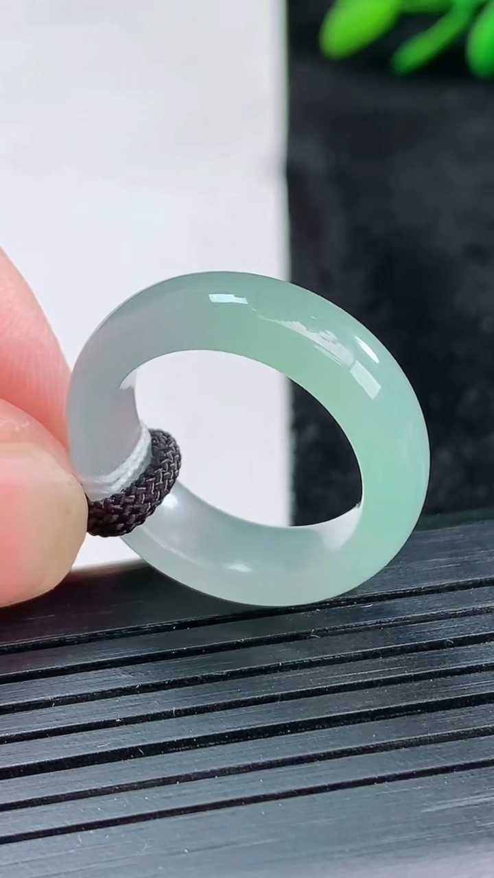 天然A货翡翠指环戒指尺寸17.6-6.7-3.8重量:4.94g2026年3月25日
工厂直销收藏佳品,种好水足，色泽均匀，有种有色，上手高大气！