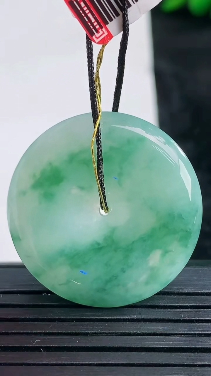 天然A货翡翠飘花平安扣吊坠尺寸29.8-5.4重量:10.40g
3月25日