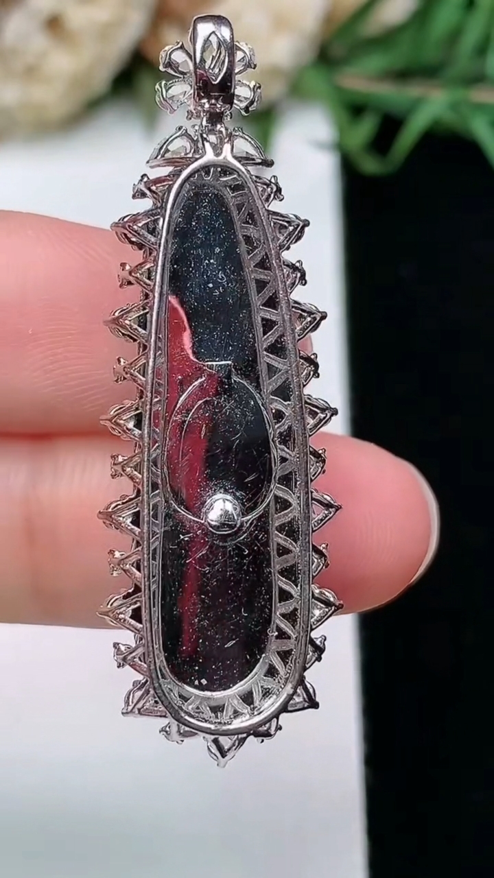 天然A货翡翠福瓜吊坠，尺寸42.3-14-9.5
3月25日