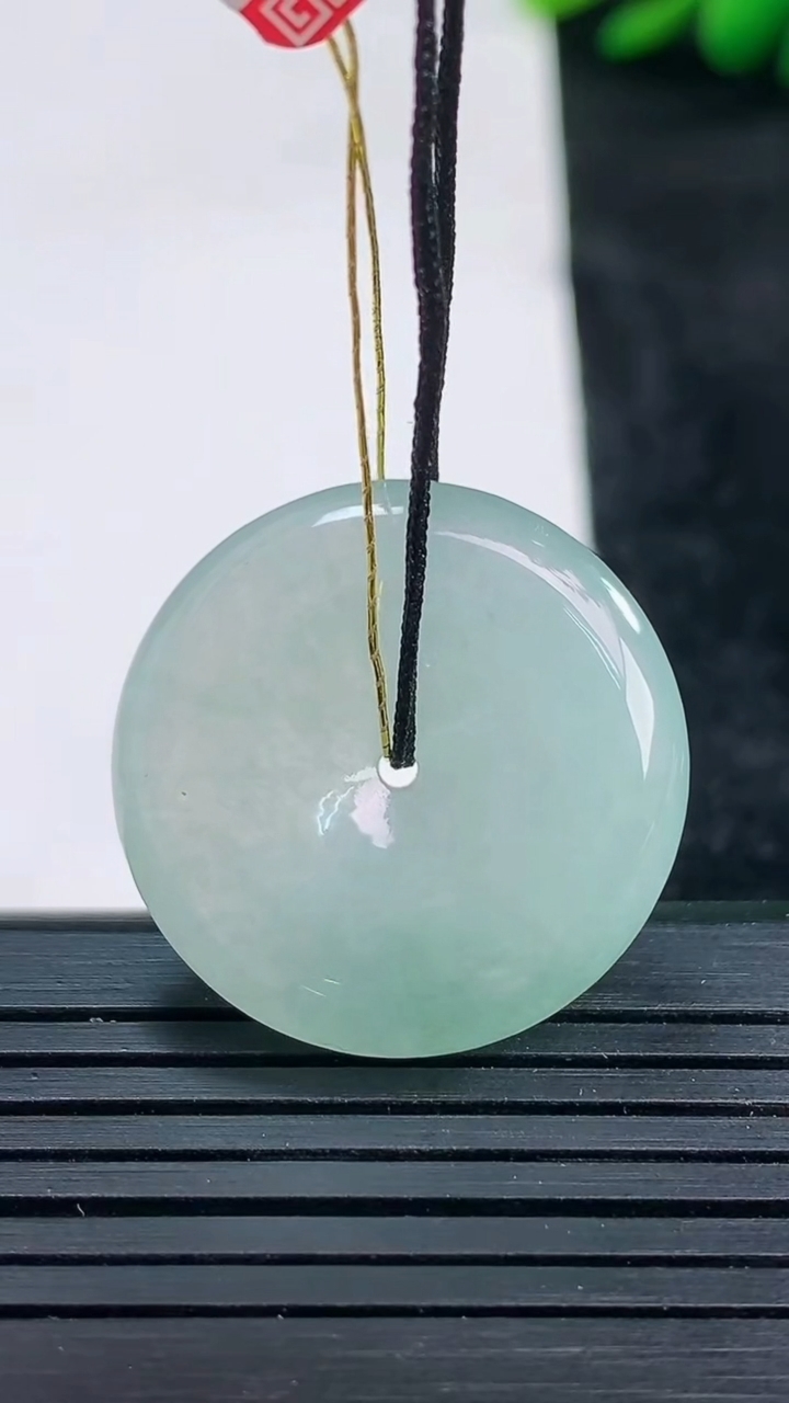 天然A货翡翠平安扣吊坠尺寸25.2-5.6重量:7.81g
3月25日