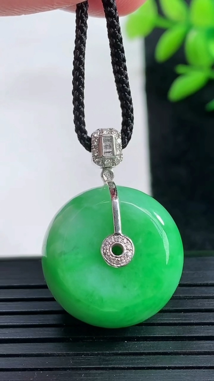 天然A货翡翠路路通吊坠尺寸20.7-13重量:13.42g
3月25日