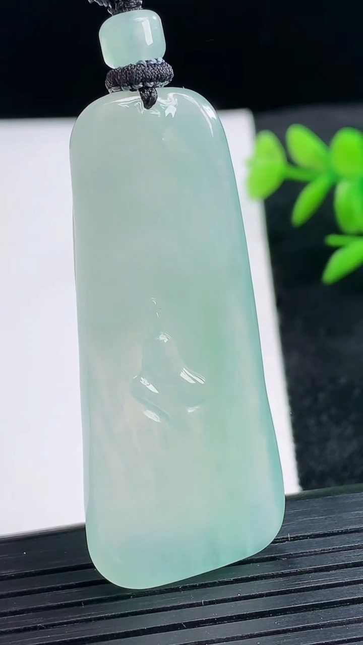 天然A货翡翠无相观音吊坠尺寸53.8-22.6-4.2重量:18.47g
3月25日