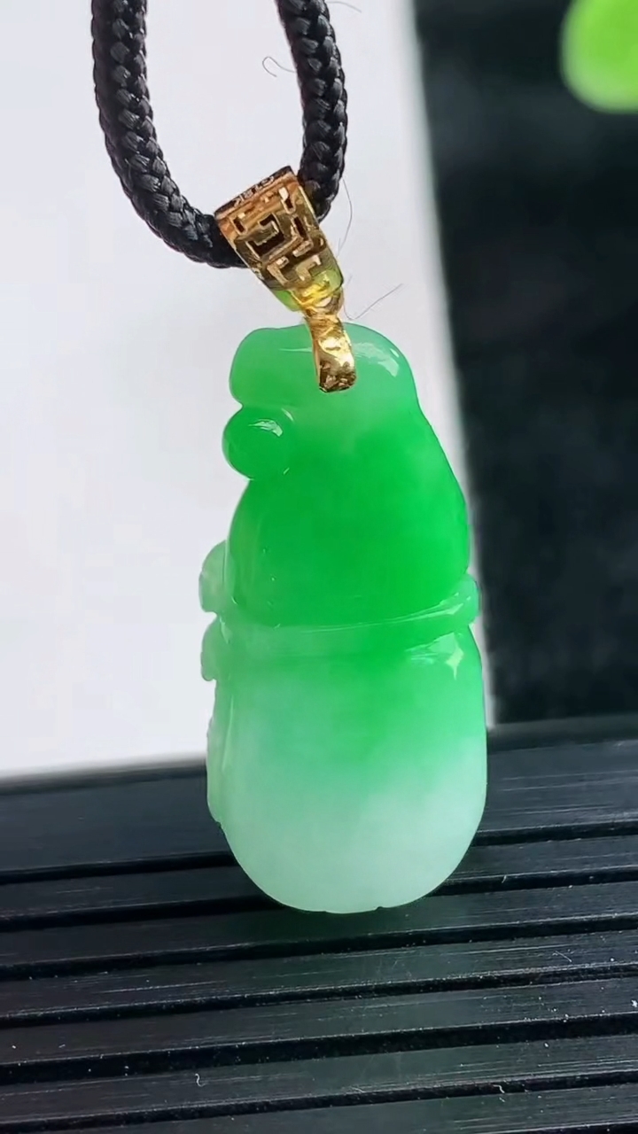 天然A货翡翠葫芦吊坠尺寸25.5-12-9.3重量:4.76g
3月25日