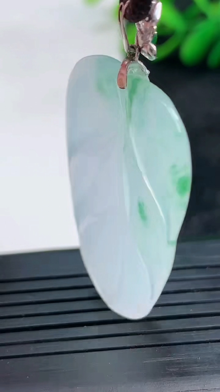 天然A货翡翠种飘花金枝玉叶 叶子吊坠尺寸39.6-24.3-4.4重量:8.97g
3月25日