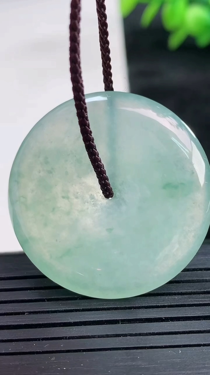 天然A货翡翠冰种飘花平安扣吊坠尺寸33.9-5.7重量:14.01g
3月25日