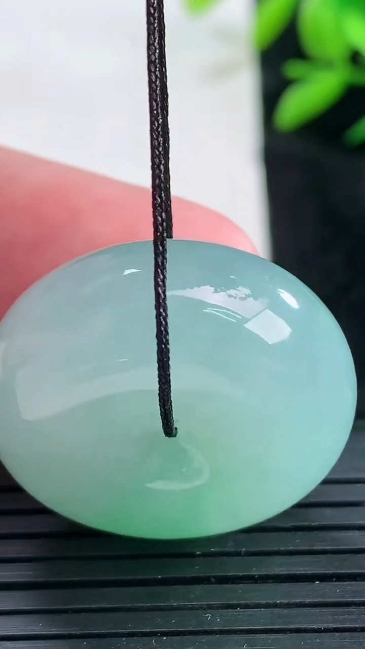 天然A货翡翠平安扣吊坠尺寸28-11.3重量:20.19g
3月25日