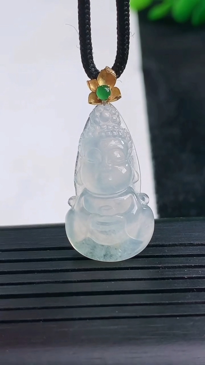 天然A货翡翠种白冰弥勒佛吊坠尺寸28.5-15.4-6.7重量:4.30g
3月25日