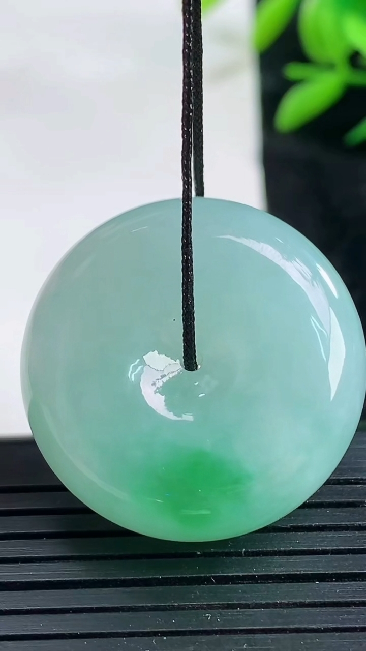 天然A货翡翠平安扣吊坠尺寸28-11.3重量:20.19g
3月25日