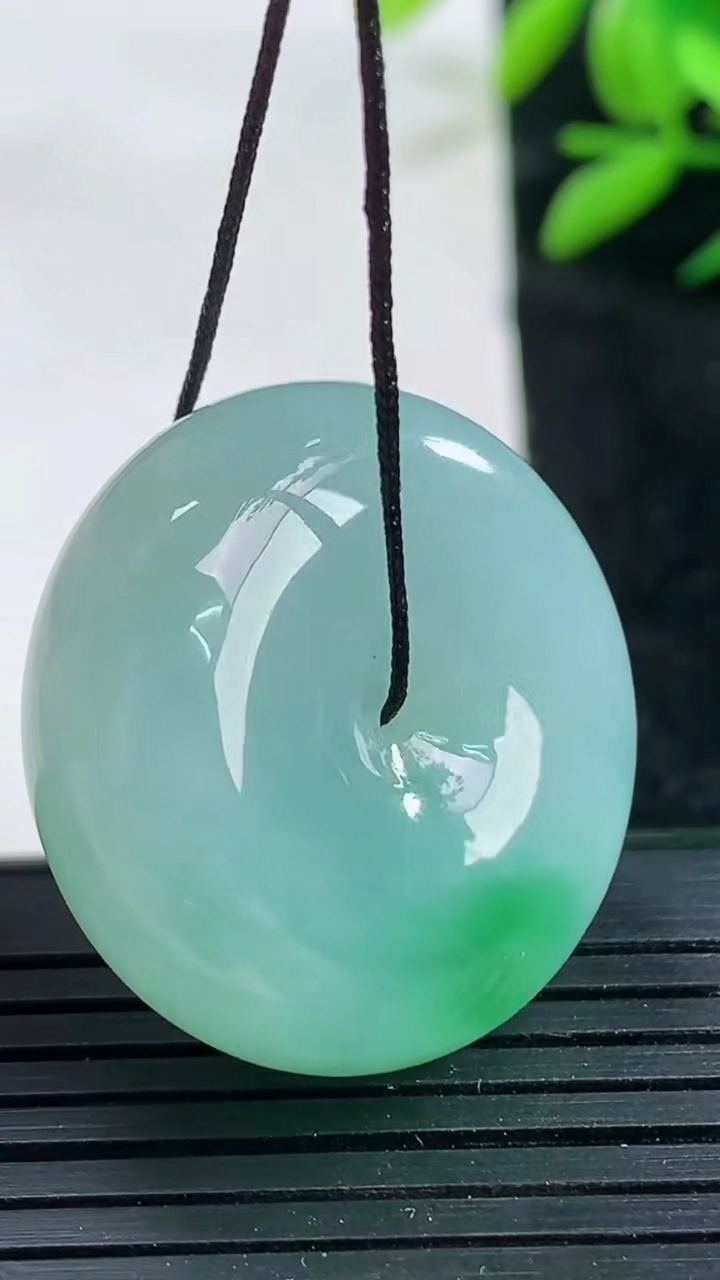 天然A货翡翠平安扣吊坠尺寸28-11.3重量:20.19g
3月25日