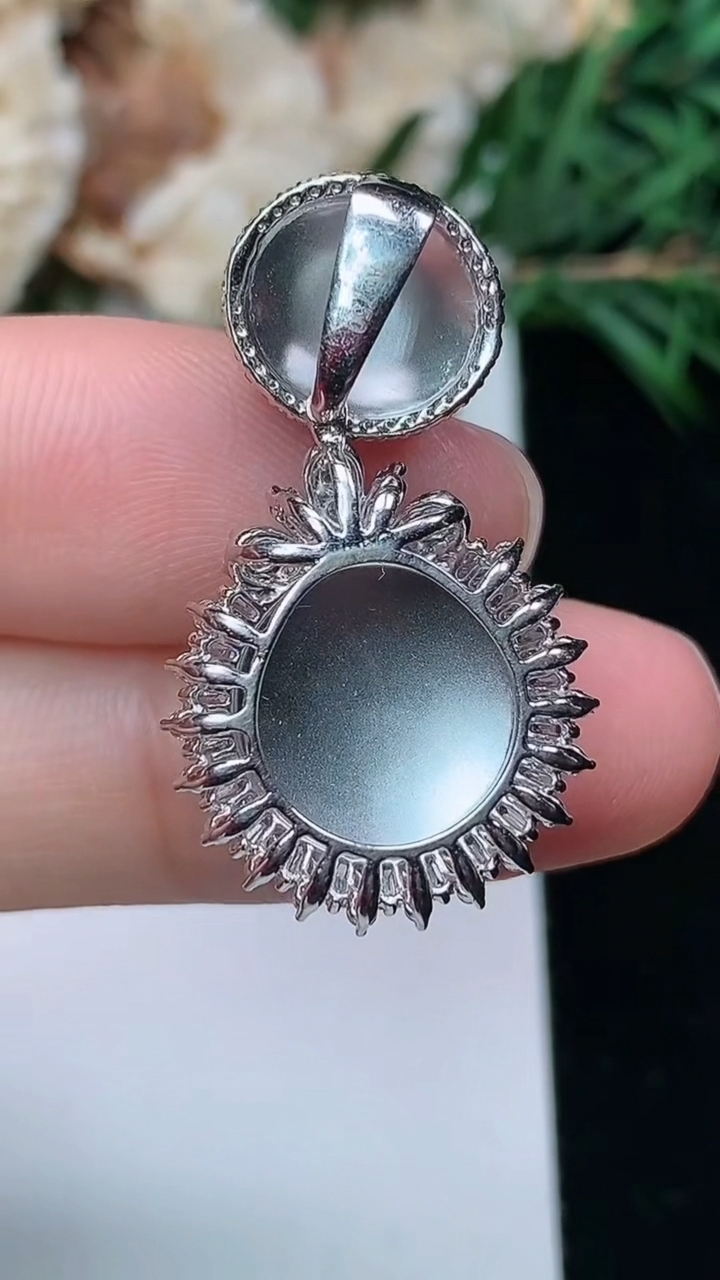 天然A货翡翠蛋面吊坠，尺寸30.3-17-9，裸石12，重量:4.29g
3月25日