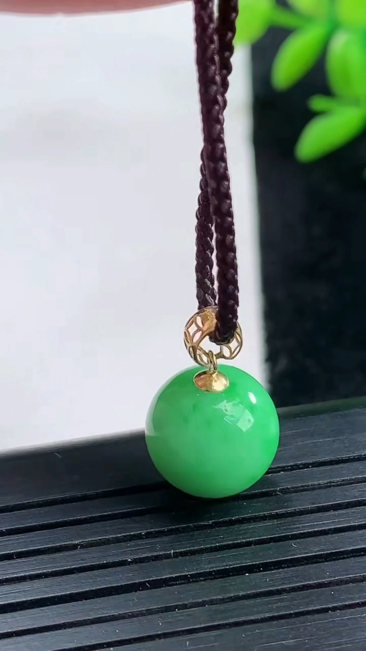 天然A货翡翠圆珠吊坠尺寸11.2重量:2.73g
3月25日