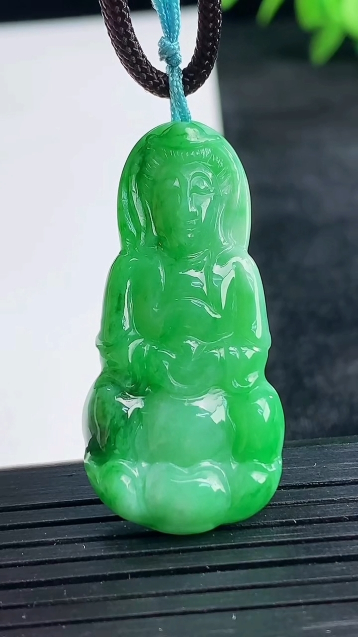 天然A货翡翠观音菩萨吊坠尺寸39.1-18.7-4.6重量:5.87g
3月25日