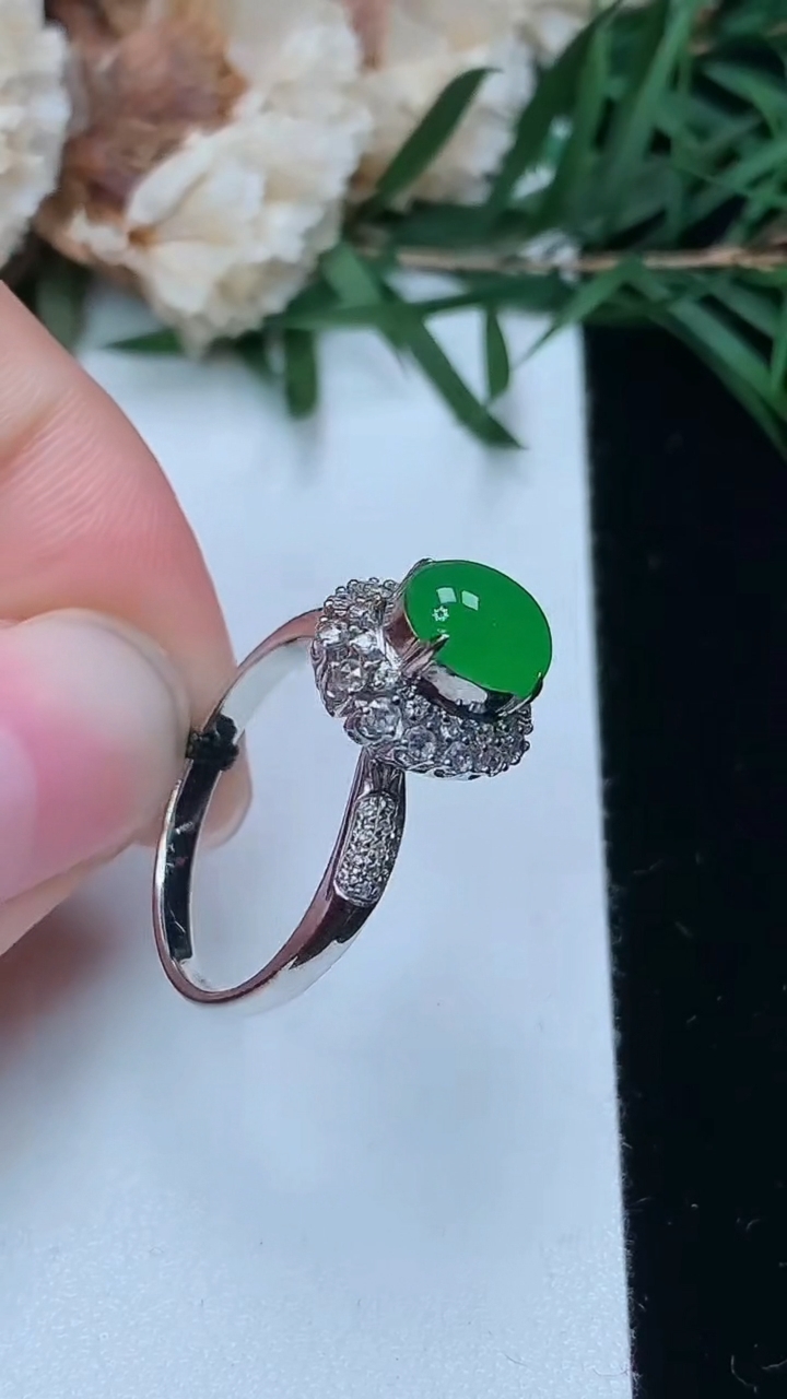 天然A货翡翠蛋面戒指，尺寸17-7.5-5.8，重量:3.12g2026年3月25日
工厂直销收藏佳品,种好水足，色泽均匀，有种有色，上手高大气！