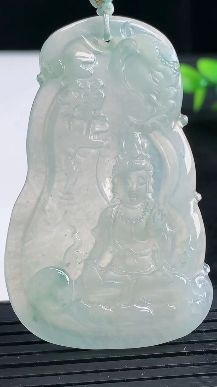 天然A货翡翠冰种飘花普贤菩萨吊坠尺寸59.7-37.8-4.3重量:19.32g
3月25日