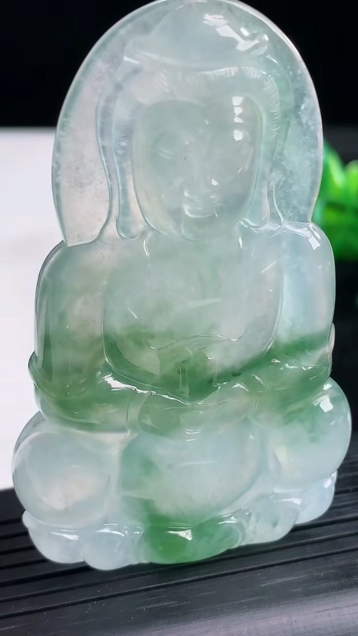 天然A货翡翠观音菩萨吊坠尺寸66.6-40.6-5.4重量:27.19g
3月25日
