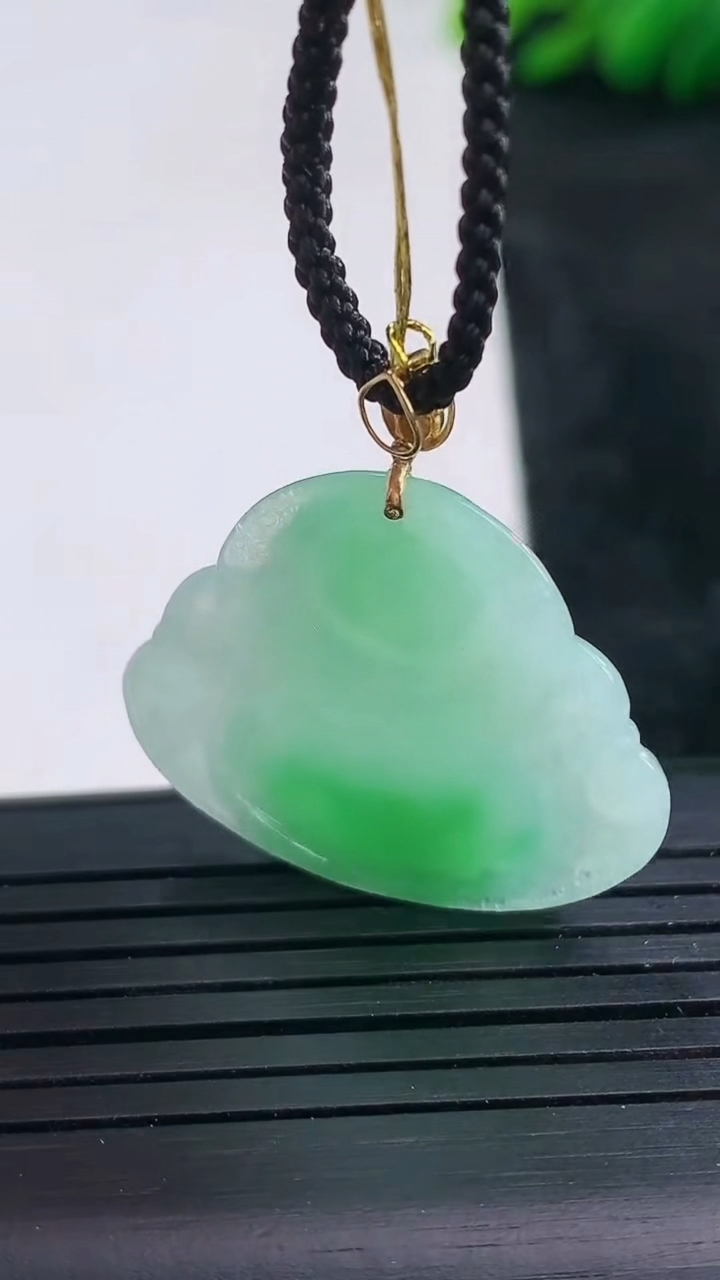 天然A货翡翠佛公吊坠尺寸23.8-27.8-5.1重量:5.08g
3月25日