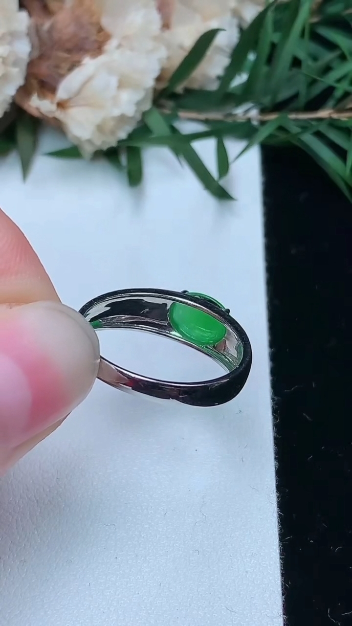 天然A货翡翠蛋面戒指，尺寸17.4-7.4-5.6，重量:1.82g2026年3月25日
工厂直销收藏佳品,种好水足，色泽均匀，有种有色，上手高大气！