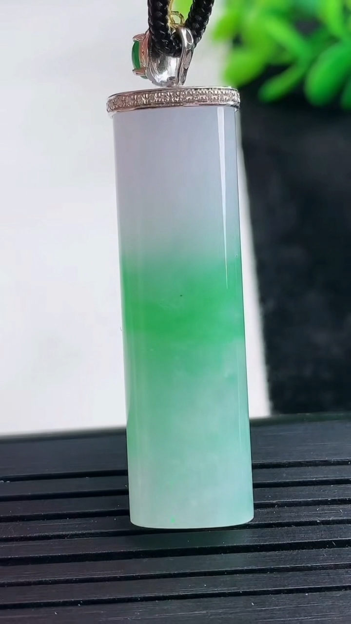 天然A货翡翠无事牌吊坠尺寸42-12-7.1重量:11.15g
3月25日