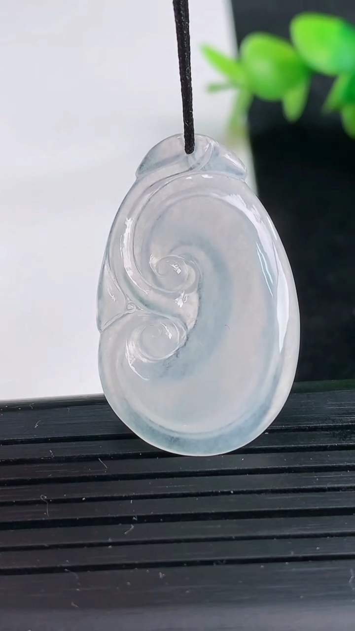 天然A货翡翠如意吊坠尺寸32.9-20.3-4.1重量:4.10g
3月25日