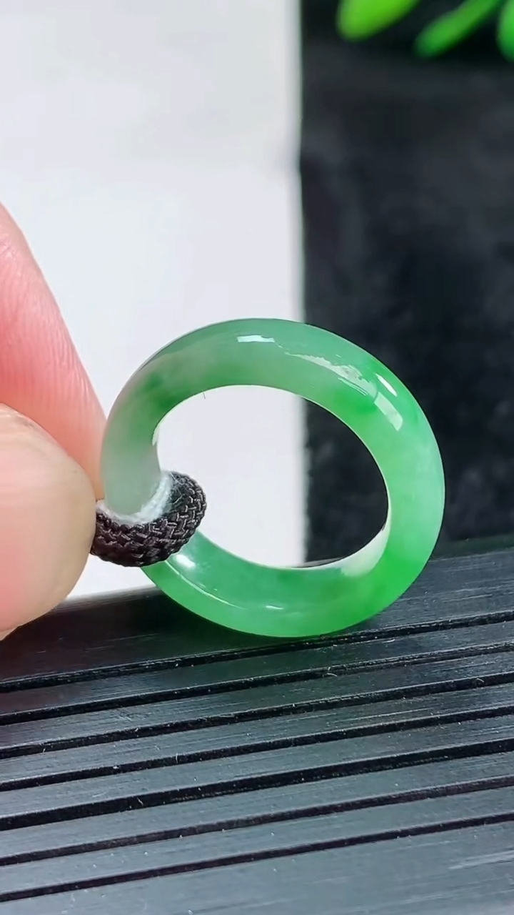 天然A货翡翠指环戒指尺寸15.4-5.7-2.9重量:2.92g2026年3月25日
工厂直销收藏佳品,种好水足，色泽均匀，有种有色，上手高大气！