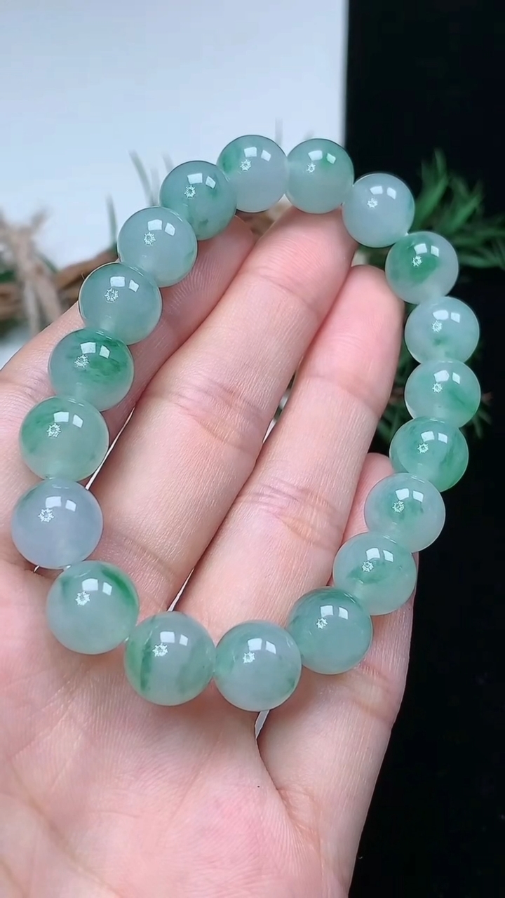 天然A货翡翠圆珠手串，尺寸10-19颗，重量:33.29g3月25日
工厂直销收藏佳品,种好水足，色