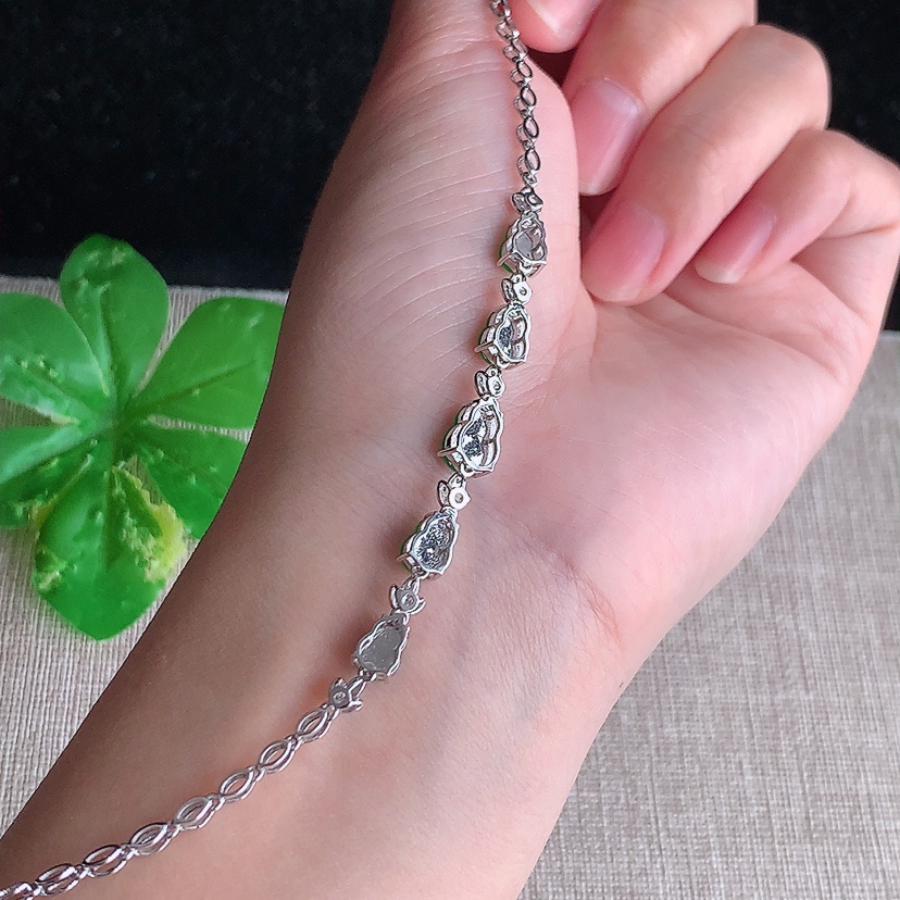 天然A货翡翠18K金伴钻镶嵌阳绿葫芦手链 
尺寸8.3-5.5-4.2mm 重量5.20g 0324