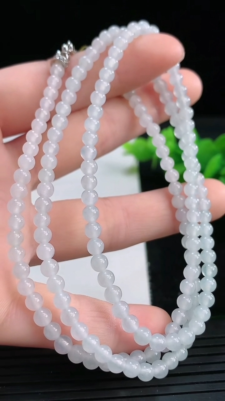 天然A货翡翠飘花小米珠项链尺寸3.8-158颗重量:18.15g
3月25日