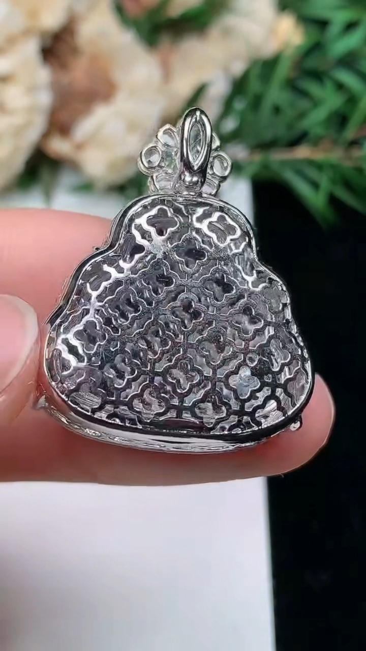 天然A货翡翠佛公吊坠，尺寸22.7-25.2-10.3，重量:9.41g
3月25日