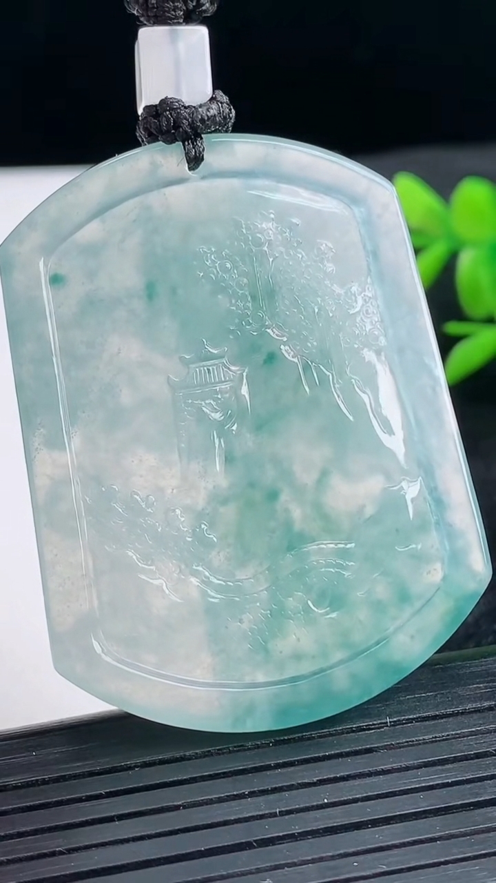 天然A货翡翠种飘花山水牌吊坠尺寸51.1-39.3-5.7重量:30.51g
3月25日